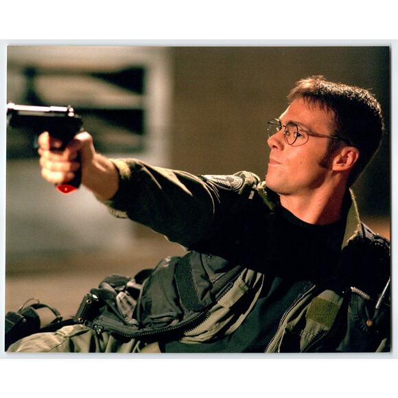 Stargate SG-1 Michael Shanks Daniel Jackson With Gun Original Promo Photo 8 x 10 - Picture 1 of 2